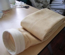 PTFE針刺氈采用PTFE（聚四氟乙烯纖維）經(jīng)三維針刺而成的一種過濾材料.PTFE纖維為大分子線性結(jié)構(gòu)，因而具有極強的耐溫、耐磨、耐腐、耐化學(xué)穩(wěn)定性,廣泛適用于鋼鐵、電力、垃圾焚燒等