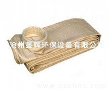 易清灰針刺氈是在普通滌綸針刺氈的基礎(chǔ)上進行表面燒毛、壓光處理，易清灰針刺氈使之表面光滑,透氣性能好,易清灰針刺氈在使用中大大降低除塵器收塵袋清除灰塵的勞動強度。
