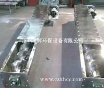 本公司自行設(shè)計(jì)的各種規(guī)格不銹鋼螺旋輸送機(jī)，其整體剛性好、運(yùn)轉(zhuǎn)平穩(wěn)、易對(duì)中、密封可靠，不銹鋼有軸螺旋機(jī)的螺旋軸一般采用兩端部滾動(dòng)軸承支承（滾動(dòng)軸承采用國(guó)內(nèi)外的優(yōu)質(zhì)產(chǎn)